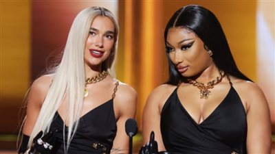 ميجان ذا ستاليوم ودوا ليبا يعيدان ذكريات ماريا كاري وويتني هيوستن بحفل الجرامي 2022 | فيديو 