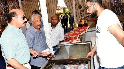 محافظ أسوان يطمئن على توافر السلع الأساسية وضبط الأسعار في معارض أهلا رمضان