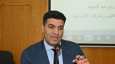 أستاذ فيزياء بجامعة هارفارد يروي تفاصيل رحلته العلمية لـ طلاب الفيوم