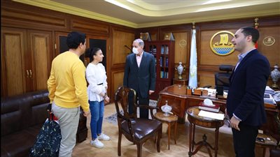 محافظ كفر الشيخ يشيد بالطالبة المثالية على مستوى الجمهورية صاحبة اختراع فرشاة الأسنان المطورة 