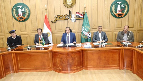 جانب من اجتماع محافظ