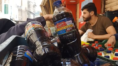 خروب ميت حدر.. زحام على أقدم محل عصائر شعبية بالمنصورة | صور وفيديو