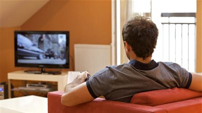 حكم مشاهدة المسلسلات في رمضان.. وهل يؤثر ذلك على صحة الصيام؟