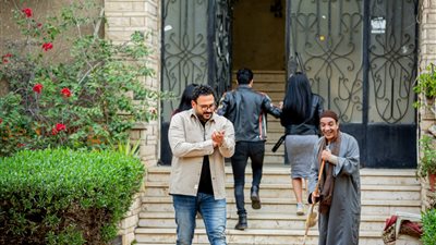  أكرم حسني مريض هونولولو.. تفاصيل الحلقة الثالثة من مكتوب عليا | صور