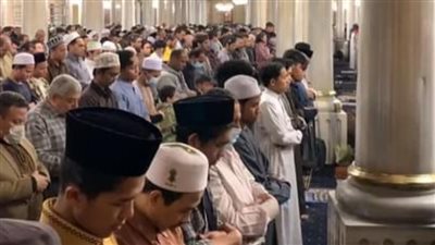 العشرات يؤدون صلاة التراويح بمسجد الحسين والأزهر في ثالث أيام رمضان |بث مباشر