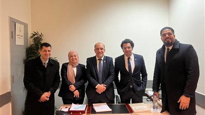 خبأها بطريقة احترافية.. ضبط راكب بمطار القاهرة حاول تهريب أقراص مخدرة داخل مواسير الحقيبة