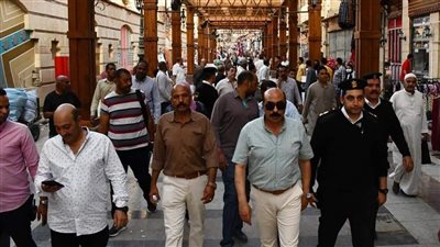 محافظ أسوان يقود حملة مكبرة لإزالة الإشغالات بالأسواق ويغلق المحلات المخالفة