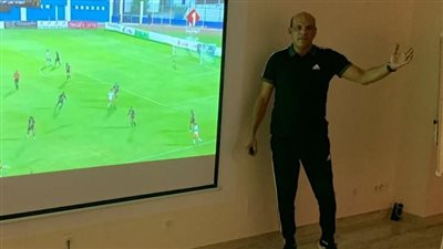 سيد مراد يُحاضر المحكمات في معسكر كاف لتقنية الـ VAR