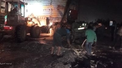 انقلاب سيارة نقل ثقيل محملة بالقمامة على الطريق الإقليمي بالمنوفية | صور