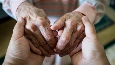 تدريس علوم المُسنين بالمدارس والجامعات.. تفاصيل هامة بقانون رعاية المسنين الجديد 