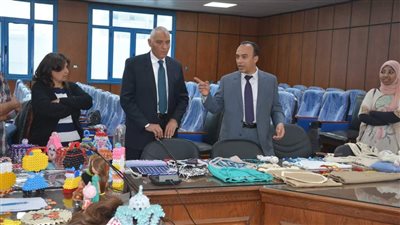 نائب محافظ المنيا يتابع العمل بوحدة أيادي مصر للتسويق الإلكتروني للحرف اليدوية والتراثية