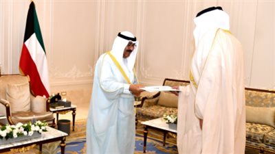 رئيس الوزراء الكويتي يسلم استقالة الحكومة لولي العهد