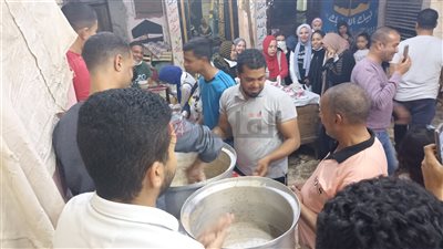 فيها حاجة حلوة.. أهالي طعمة ببني سويف يشاركون في إعداد وتوزيع السحور على عمال النظافة |صور