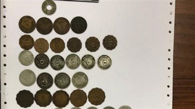 جمارك مطار القاهرة تضبط محاولة تهريب عدد من العملات الأثرية