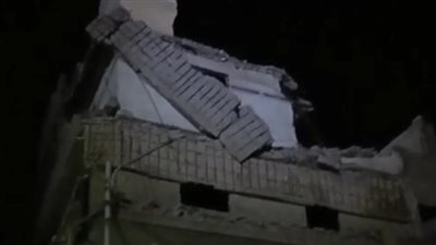 انهيار جزئي بعقار قديم بالدقهلية يتسبب في تحطيم السيارات بأسفله | فيديو 