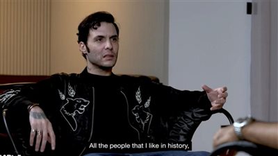 أصيبت بالزهايمر وكانت تتذكر مواعيد الأذان.. أمير عيد يروي تفاصيل مرض والدته 