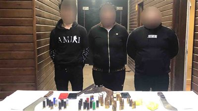 خلافات حول أولوية المرور.. ضبط طرفي مشاجرة بالقاهرة وبحوزة أحدهم أسلحة وذخائر نارية ومواد مخدرة