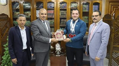 رئيس جامعة الأزهر يكرم عبد الرحمن زكي الأول على العالم في ألعاب القوى البدنية بالبرتغال