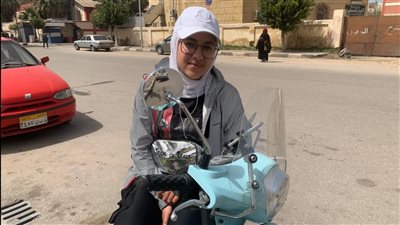 اصنعي ذاتك ولا تعتمدي على رجل.. حكاية طالبة ماجستير تعمل دليفري ببورسعيد |صور