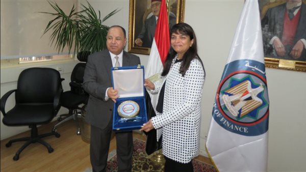 وزير المالية مع مدير