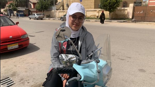 طالبة ماجستير تعمل