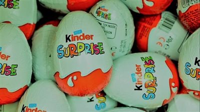 حماية المستهلك: التحفظ على كميات كبيرة من شوكولاتة كيندر للأطفال