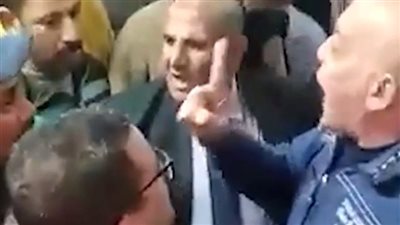 ضربه بالقلم.. رئيس شركة يصفع عاملا لمطالبته بزيادة الراتب | فيديو 