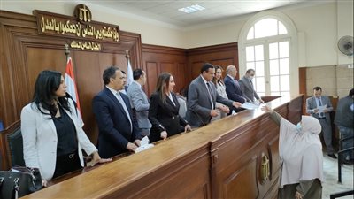 محافظ البحيرة ونائب وزير الاتصالات يسلمان شهادات التحول الرقمي لموظفي مجلس الدولة