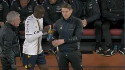 إيقاف مباراة بيرنلي وإيفرتون في الدوري الإنجليزي لإفطار لاعب صائم | فيديو