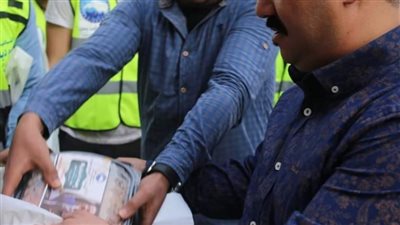 برلماني يشعل غضب أهالي الإسماعيلية بعد وضع صورته الشخصية على وجبات الإفطار | صور