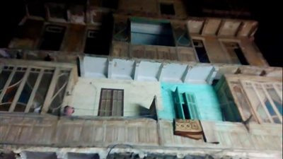 انهيار جزء من أحد العقارات بمنطقة العرب القديم في بورسعيد | صور 