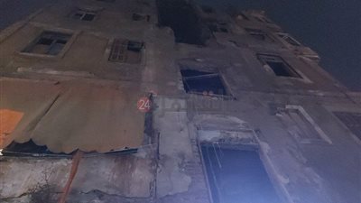 انهيار عقار بالظاهر في القاهرة.. ومحاولات لإنقاذ أسرة من تحت الأنقاض