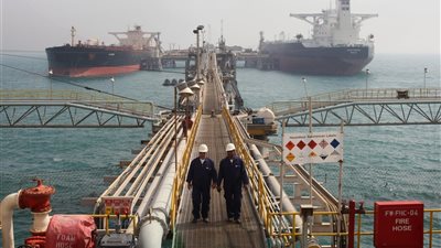 النفط يتراجع 1% عقب قرار الفيدرالي الأمريكي بتثبيت أسعار الفائدة 