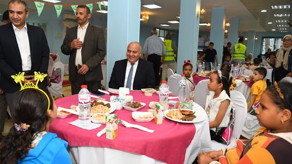 محافظ قنا خلال حفل