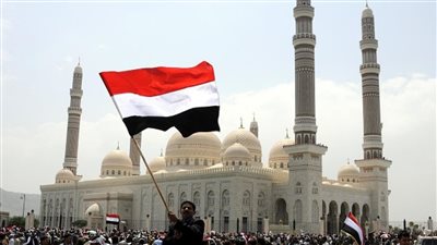 رئيس وزراء اليمن: البلاد تعيش في دوامة.. وانهيار العملة لا يمثل فقط أزمة اقتصادية