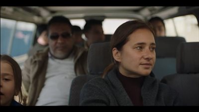 الإفراج عن نيللي كريم وشريف سلامة يأخذ أولاده منها.. ملخص الحلقة السادسة من مسلسل فاتن أمل حربي