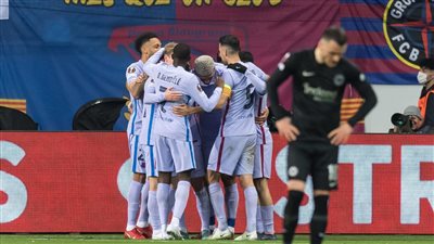  تشافي يعلن قائمة برشلونة لمواجهة فرانكفورت في الدوري الأوروبي