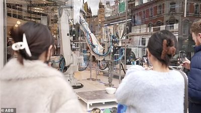 لتحويل التلوث البلاستيكي لمزهريات.. شركة بريطانية تثبت روبوت بـ 8 أقدام على نوافذ  المتاجر |صور