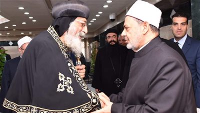 شيخ الأزهر يهنئ البابا تواضروس والأقباط بعيد القيامة المجيد