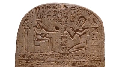 مُخزَّنة منذ 16 عاما.. خبير أثري يطالب بعرض لوحة طريق الكباش في المتحف الكبير أو بالعاصمة الإدارية| صور 