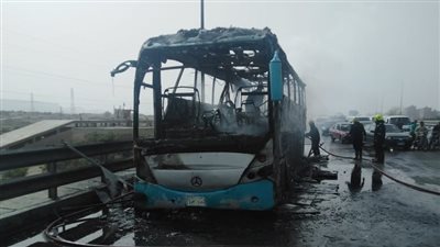 السيطرة على حريق أتوبيس نقل جماعي بسبب ماس كهربائي بمحور الأوتوستراد | صور 