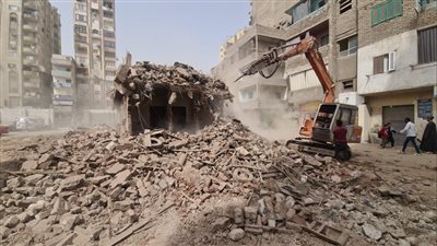 محافظة الجيزة تزيل أحد أقدم العقارات المتعدية على خط التنظيم بحي العمرانية