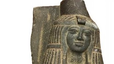 بعد ضبط 5 تماثيل في مطار الأقصر.. جدل واسع بسبب التحفظ على 4 أثريين 