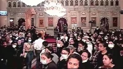 المئات يحتشدون لتوديع القمص أرسانيوس ضحية الغدر طعنًا في مشهد جنائزي مهيب