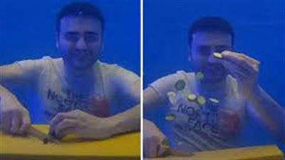 شيف يستعرض مهارات تقطيع الخيار تحت الماء | فيديو