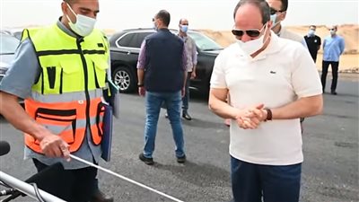 السيسي يستمع لشرح عن أهم الطرق المحيطة بـ محور حسب الله الكفراوي | فيديو