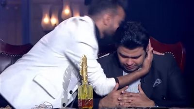 حالة والدي لا تتحسن ومش عارف أساعده.. انهيار وبكاء إسلام إبراهيم في برنامج حبر سري | فيديو