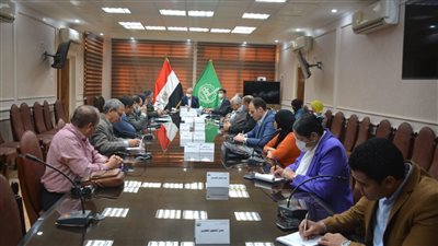 محافظ القليوبية يعقد اجتماعًا لمناقشة دفع العمل بمشروع ممشى النيل ببنها 