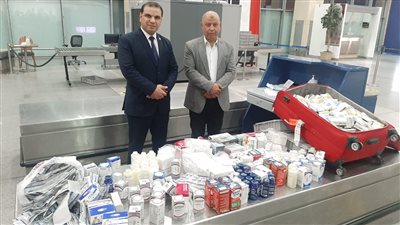 جمارك مطار برج العرب تضبط كمية كبيرة من مستحضرات التجميل والسجائر الإلكترونية 