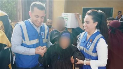 حياة كريمة: توزيع نحو 14 ألف كرتونة مواد غذائية بقرى أسيوط وسوهاج | صور 